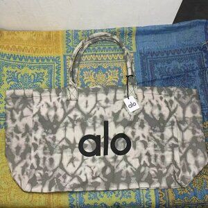 ALO Yoga Gray Pattern Tote Bag